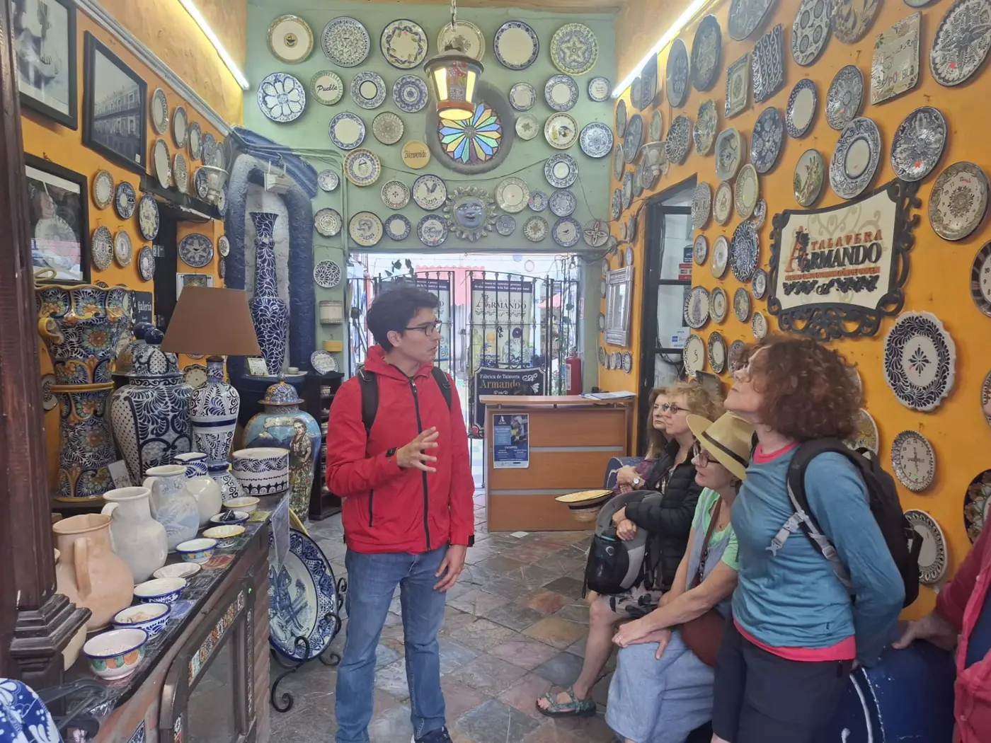 A guide sharing Mexican pottery traditions